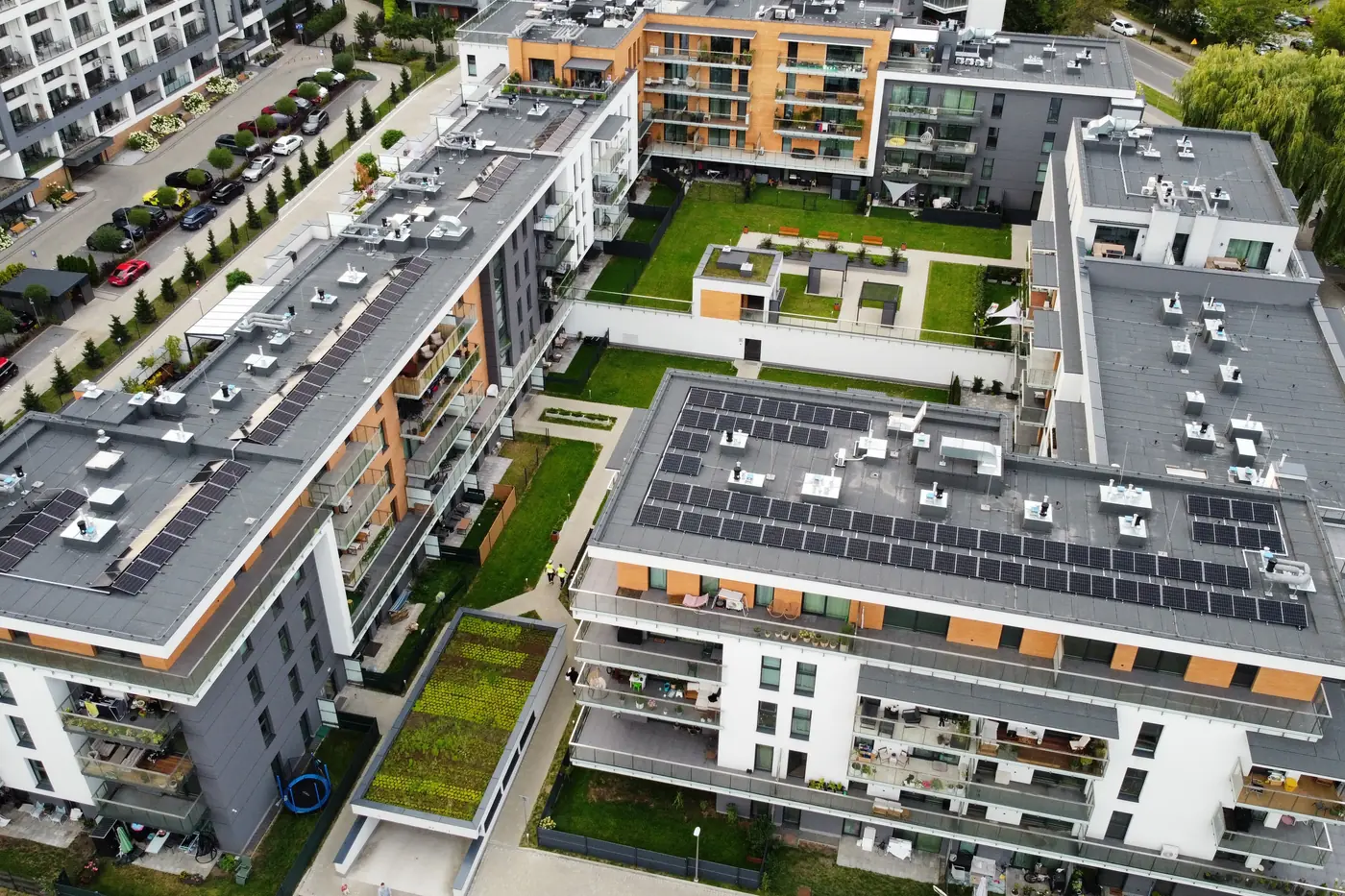 Instalacja fotowoltaiczna na dachach osiedla mieszkaniowego — realizacja SofSolar