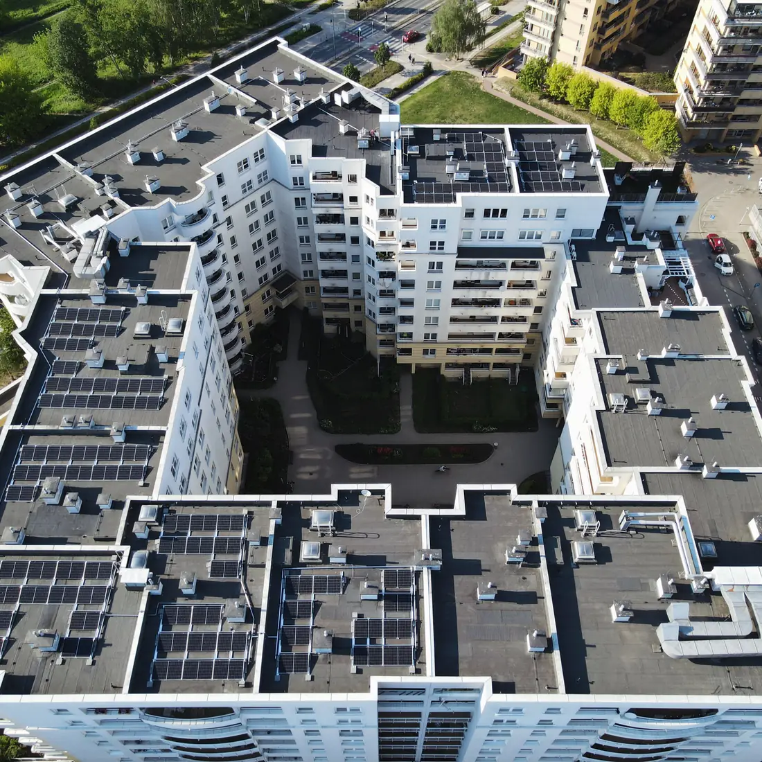 Osiedle mieszkaniowe — instalacja PV na dachach — realizacja SofSolar