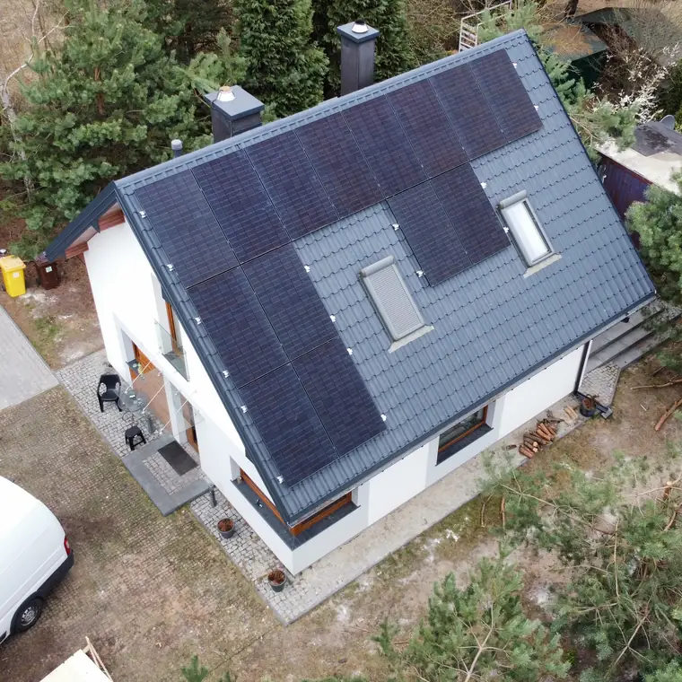 Dom jednorodzinny — montaż na dachu skośnym — realizacja SofSolar